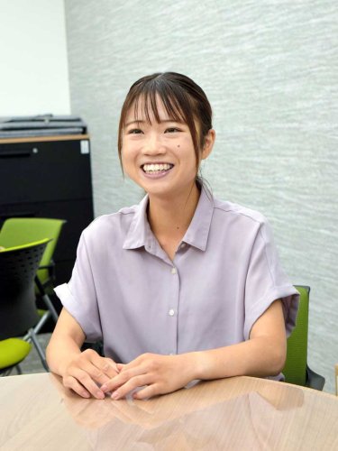 食事は栄養バランスに注意をしているという矢来さん。「甘い物も好きです」と笑顔＝千葉市美浜区