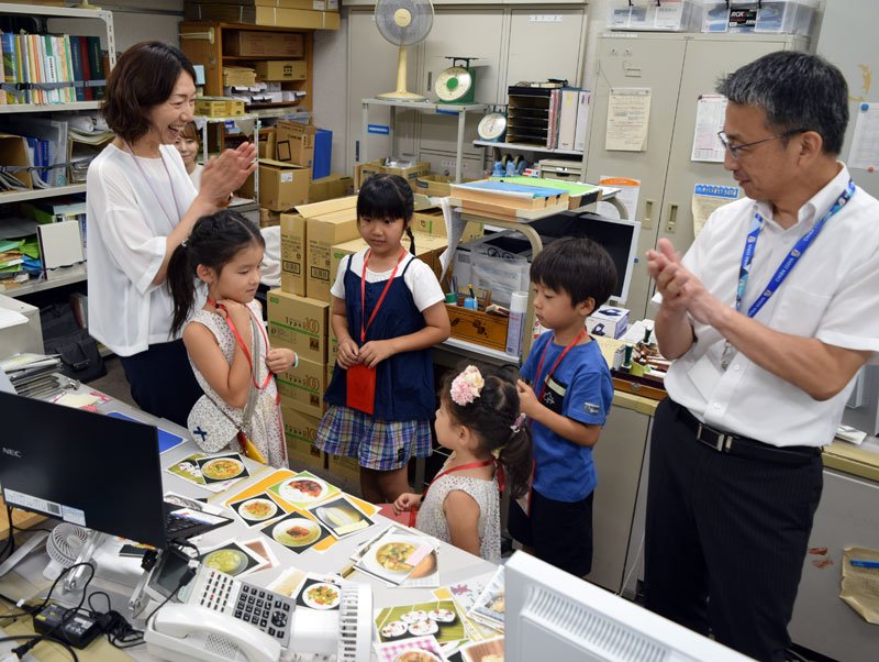 県庁の「子ども参観日」で仕事を体験する子どもたち＝１日
