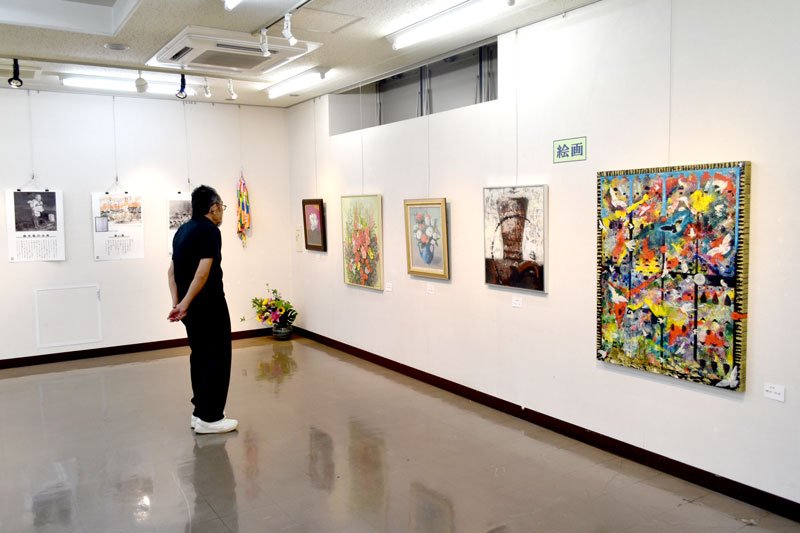 ６日まで開催中の企画展「平和と文化展」＝１日、四街道市民ギャラリー