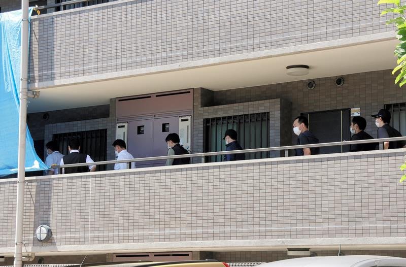 現場近くにある容疑者の自宅とみられるマンションを調べる捜査員＝２日午前１０時１０分ごろ、千葉市花見川区