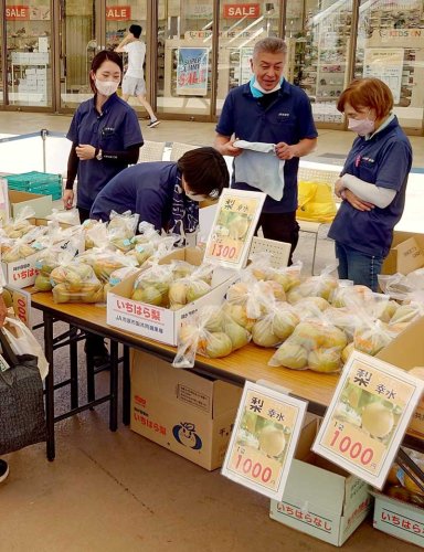大人気だった市内産の梨「幸水」を販売するブース＝市原市のアリオ市原