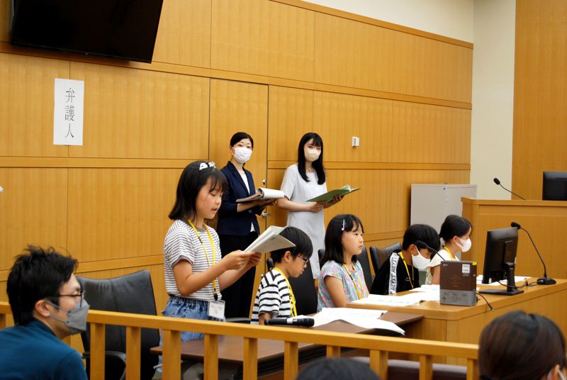 弁護人役で被告の無罪を主張する小学生＝２日、千葉地裁
