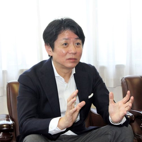 千葉日報社の取材に応じる菊田社長＝３日、千葉市中央区