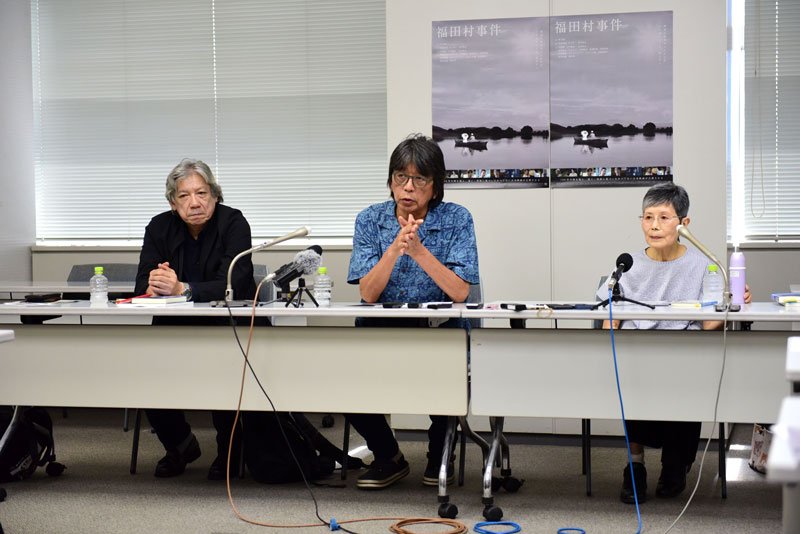 映画「福田村事件」について語る森監督（中央）＝３日、千葉県庁