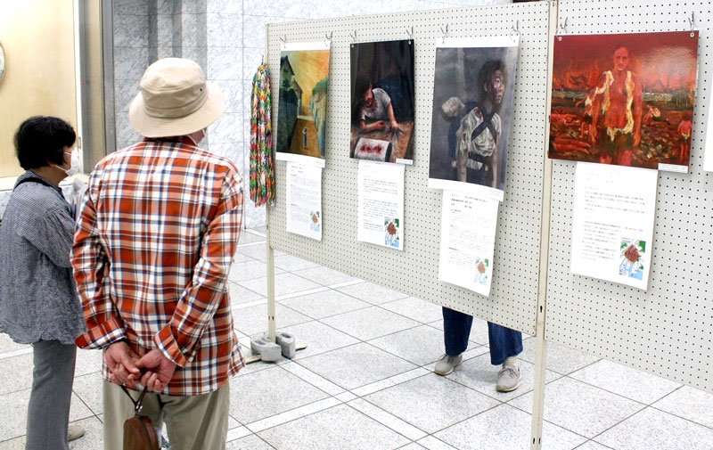 会場には広島の高校生が被爆者の証言を基に描いた「原爆の絵」が展示されている＝８日、千葉県庁