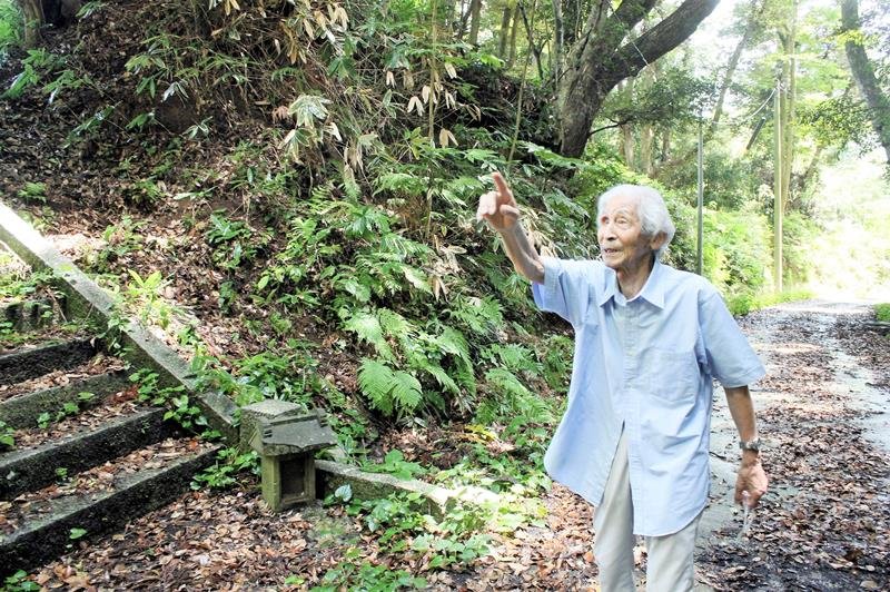 ７８年前に空中戦のごう音を聞いた場所で、当時の状況を説明する松崎さん＝睦沢町
