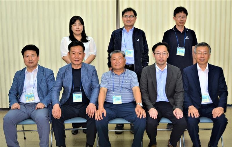 千葉日報社を訪れ、扶余郡の魅力をＰＲした観光課課長（左）ら＝千葉市中央区
