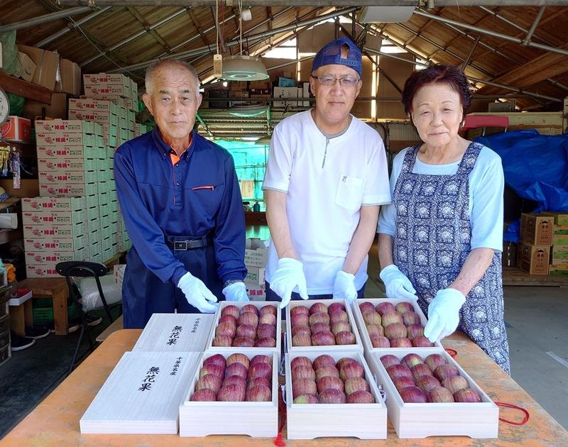 皇室に「姉崎いちじく」を献上した相川さん（左）ら＝１０日、市原市
