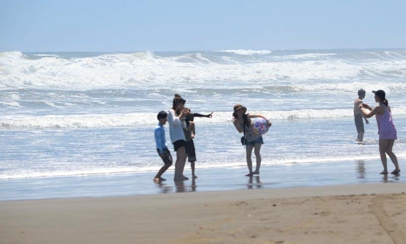 台風接近、波高く「遊泳禁止」　県内最大級の集客誇る九十九里・片貝海水浴場　海の家「いい季節に残念」　ライフセーバー目光らせ