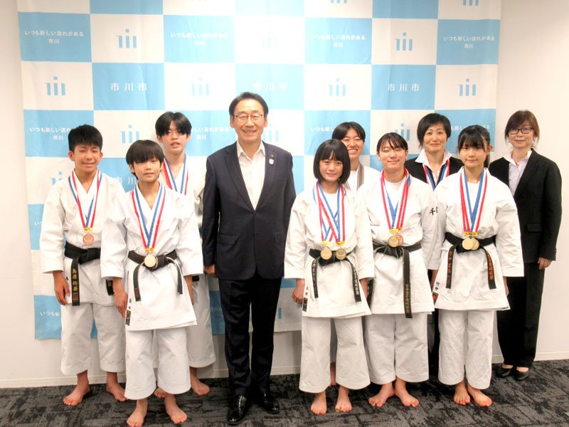 田中市長（中央）にメダルを披露した選手たち＝市川市役所