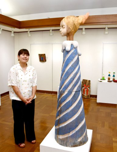 ろうそくをモチーフにした女の子の木彫を制作する関口恵美＝千葉市稲毛区、市民ギャラリー・いなげ