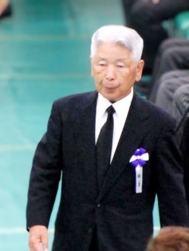 原爆死没者遺族代表として献花に向かう重田さん