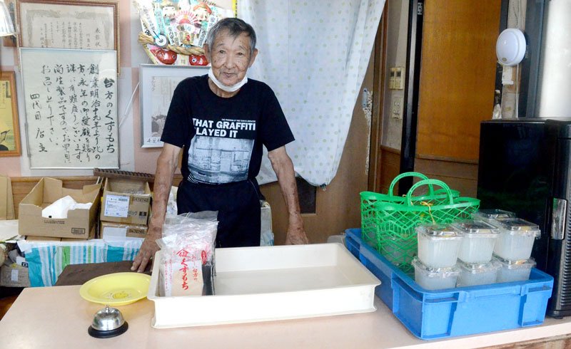 約６０年間、川嶋商店の店主を務める４代目の川嶋正明さん＝東金市