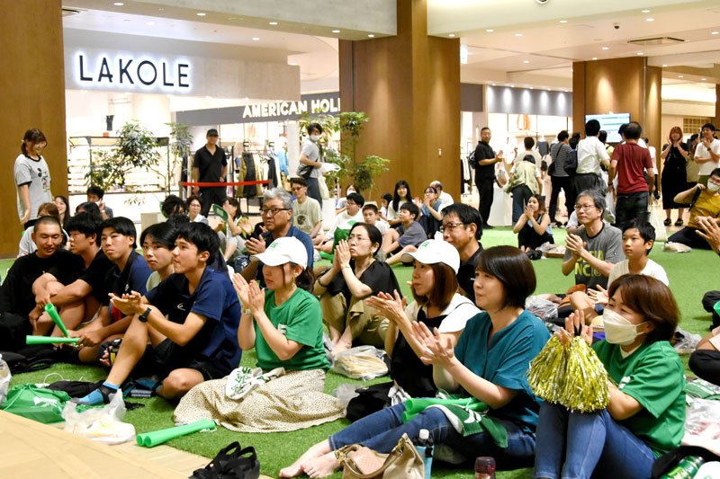 試合終了後、専大松戸ナインに拍手を送る松戸市民ら＝１６日午後、同市の「テラスモール松戸」