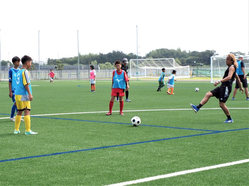 北沢さん（右）と練習するサッカー少年＝２０日、木更津市
