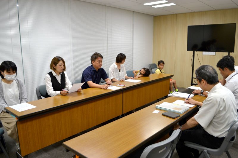 グラウンドの現状を市教委に訴える市立誉田東小の保護者ら＝２１日、千葉市役所