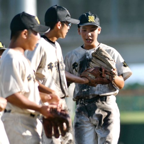 最後の打者を内野ゴロに打ち取り仲間に祝福される千葉工の石井（右）＝成田大谷津