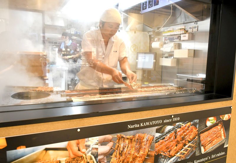 薄甘口が特徴、秘伝のタレ…　成田空港にうなぎ店オープン　参道の老舗「川豊」、熟練の職人が調理