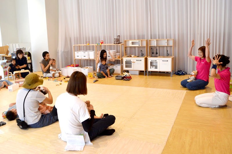 幕張ベイパークに開設する子育て支援拠点Ｃｏｃｃｏで、スタッフと手遊びなどを楽しむ親子ら＝２２日、千葉市美浜区
