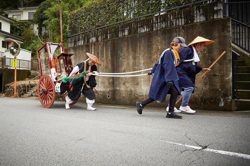 昨年実施した日本廻国の「前行」で、「お前立観音」を載せた山車を引く星住職（左、高徳院提供）
