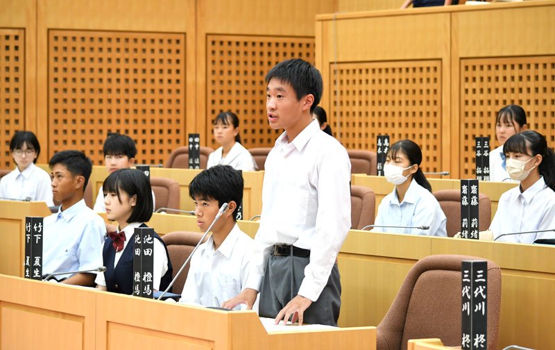 成田市議会議場で鋭い質問を投げかける中学生＝２２日