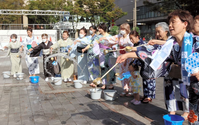 浴衣姿で打ち水を楽しむ参加者＝２３日午後、千葉市中央区の千葉中央公園