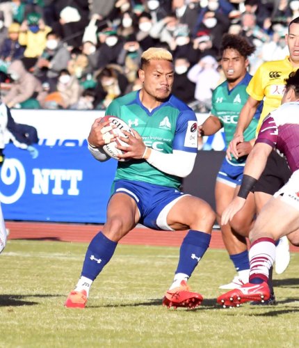 花園との開幕戦で攻め込む東葛のレメキ選手＝２０２２年１２月、柏の葉
