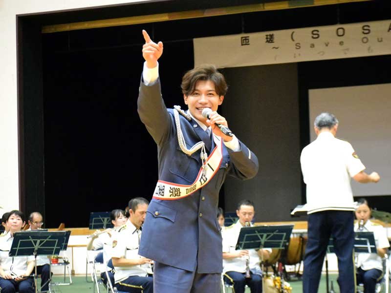 千葉県警音楽隊の演奏で熱唱する新浜レオンさん＝１５日、匝瑳市