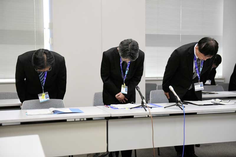 教員の不祥事について陳謝する千葉県教委の職員＝１９日、県庁
