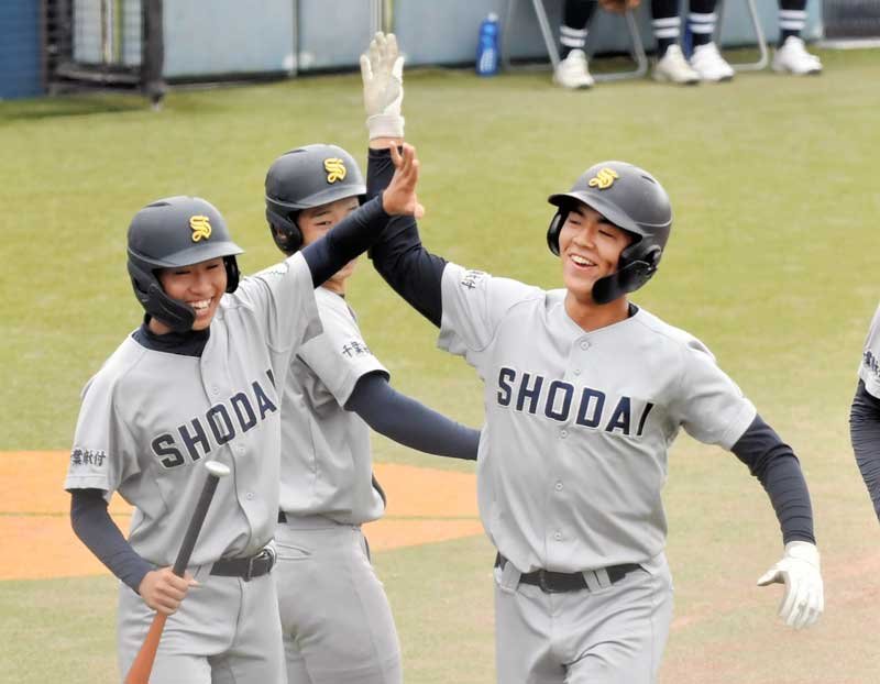 千葉商大付―東海大浦安　３回表千葉商大付２死一、三塁、逆転３ランを放ち喜ぶ今和泉（右）＝ゼットエー