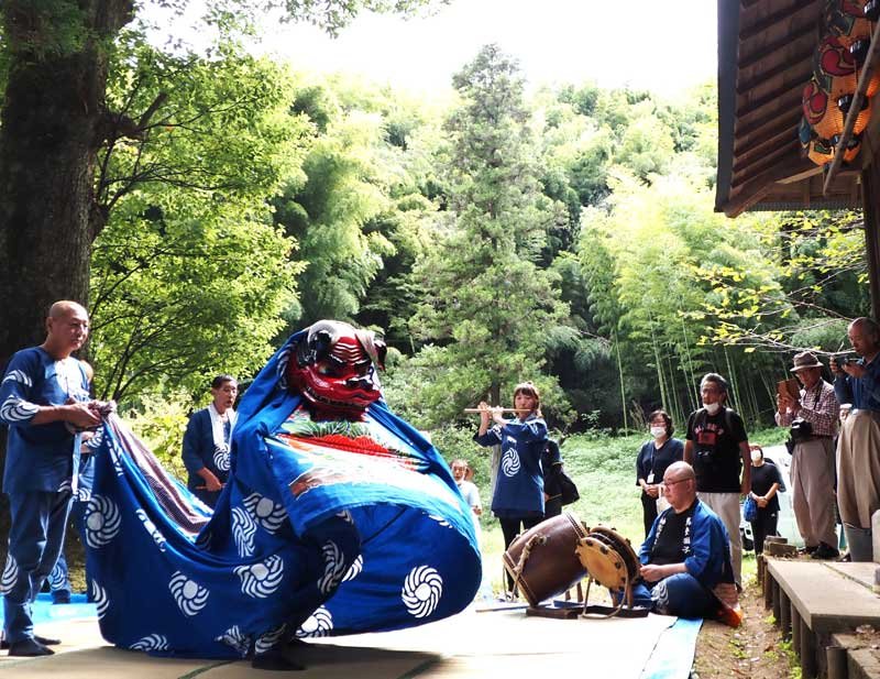 祭りばやしに合わせて躍動感あふれる舞いが披露された「馬登の獅子神楽」＝２９日、君津市