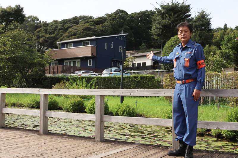 管轄する花見川地区を案内する布施隊長＝８月２８日、同区