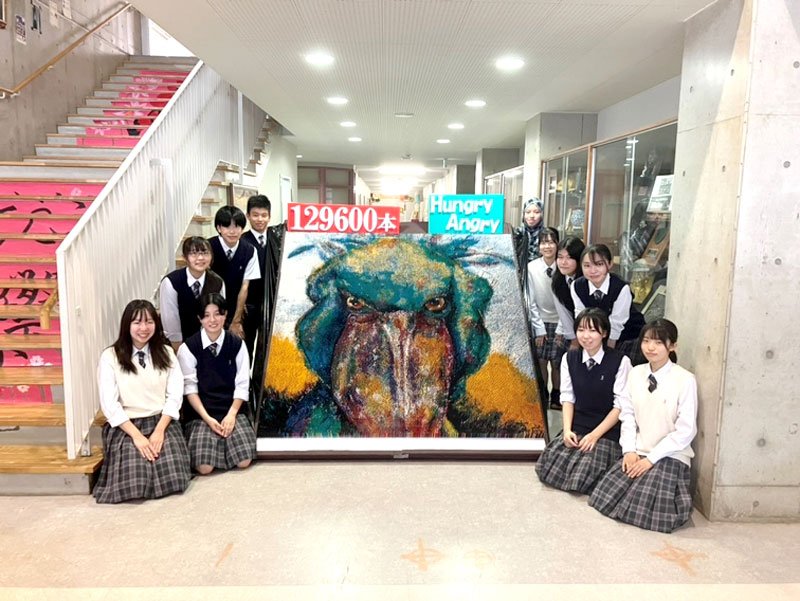 図書委員とボランティアの生徒計３６人で４カ月をかけて制作した「つまようじアート」＝印西市の印旛明誠高校