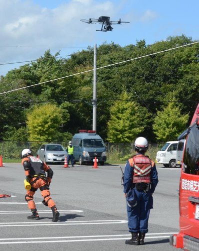 横芝光町の防災訓練で、ドローンを使う匝瑳市横芝光町消防組合の職員ら＝３日、同町
