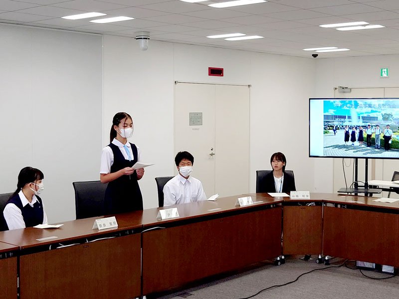 広島に派遣され、感想を報告した「平和大使」の中学生（左から３人）＝市原市役所
