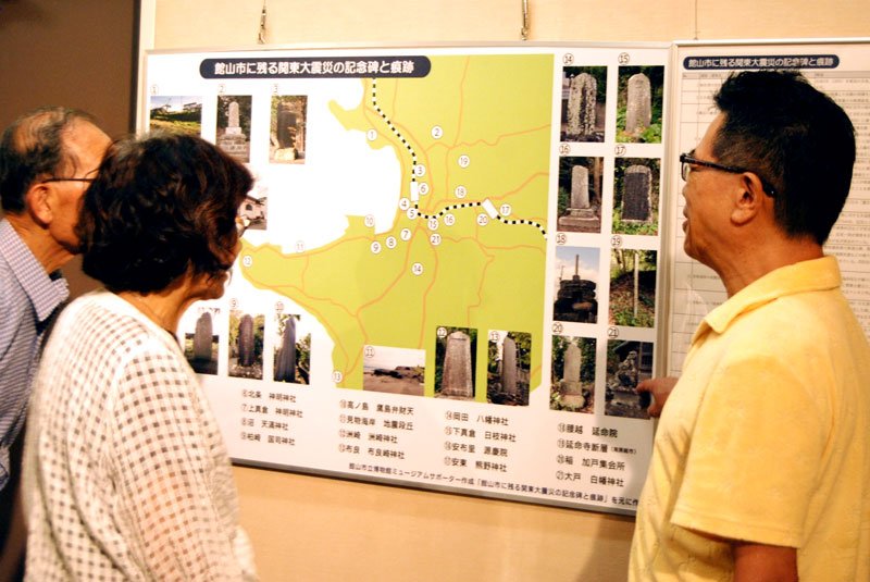 館山市立博物館の展示ではサポーターが作成し岡田晃司さん（右）が監修した地図が活用されている＝館山市館山
