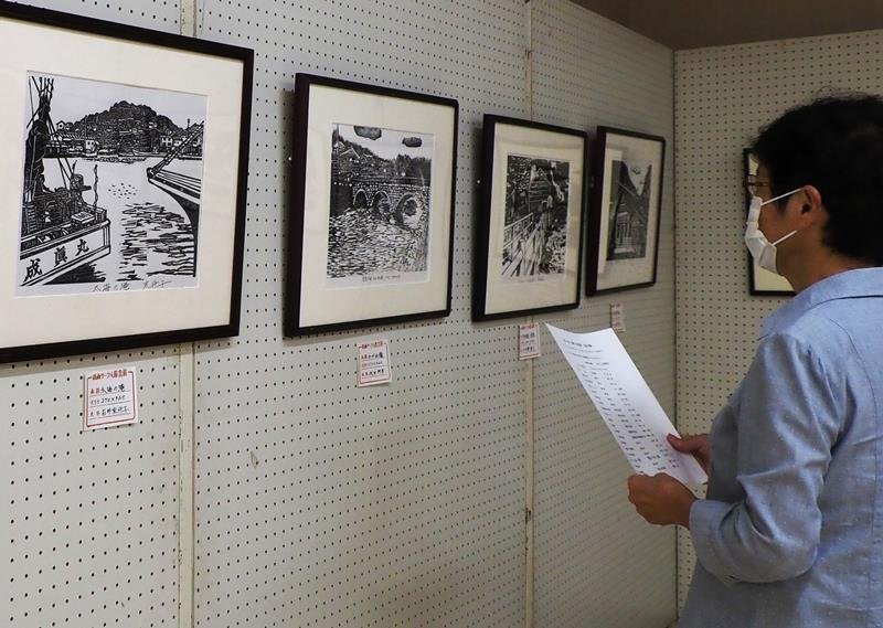 房総の風景を中心とした木版画が並ぶ「彫音展」＝木更津市
