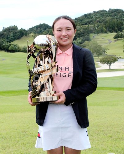 千葉女子オープンで優勝し、トロフィーを手に笑顔の山本＝森永高滝カントリー倶楽部