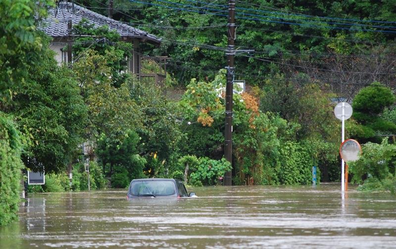 大雨で水に漬かり動けなくなった車＝８日午後１時１５分ごろ、長柄町針ケ谷
