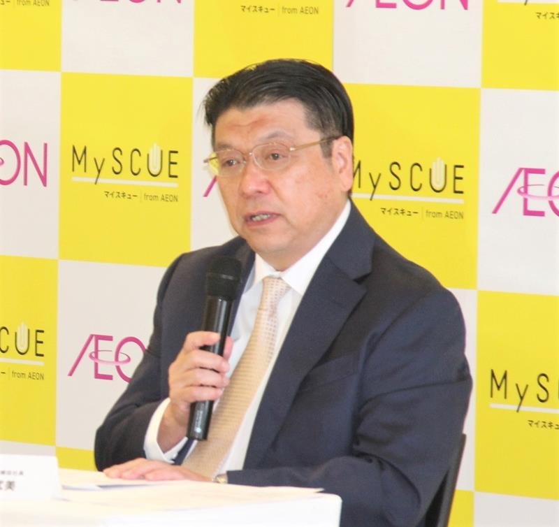 イオンリテールの新事業「マイスキュー」について説明する井出武美社長＝千葉市美浜区
