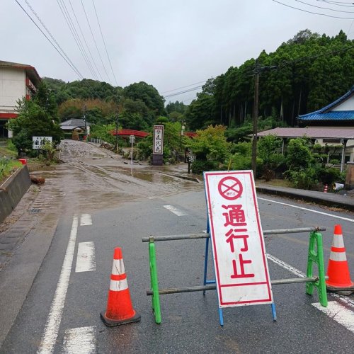 養老川の氾濫により冠水し、通行止めになった県道＝８日午後１時５分ごろ、市原市戸面
