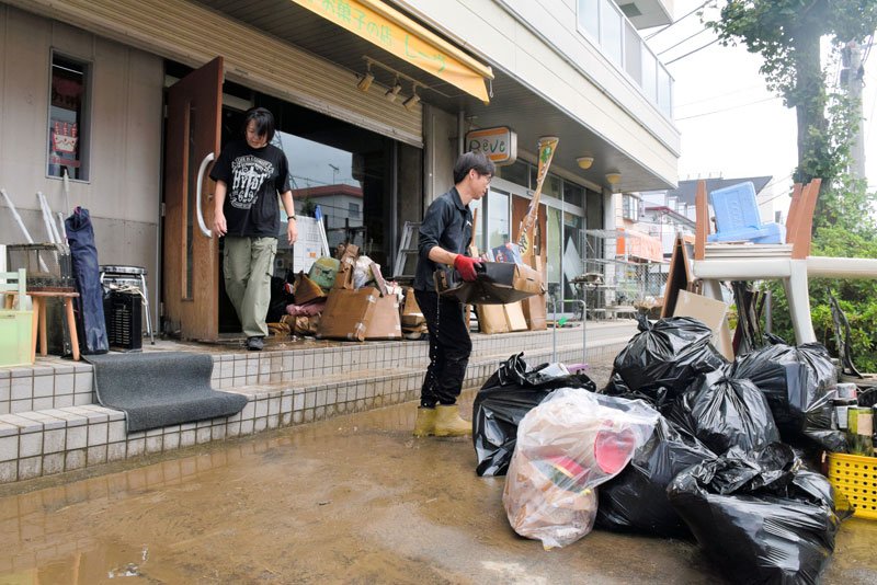 ＜台風１３号＞茂原中心に床上浸水が多数発生　山武など崖崩れ、鴨川で８０戸が断水　一夜明け住民ら復旧作業