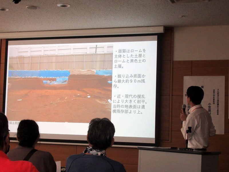 県営住宅敷地の発掘調査結果が報告されたシンポジウム＝市川市の和洋女子大学