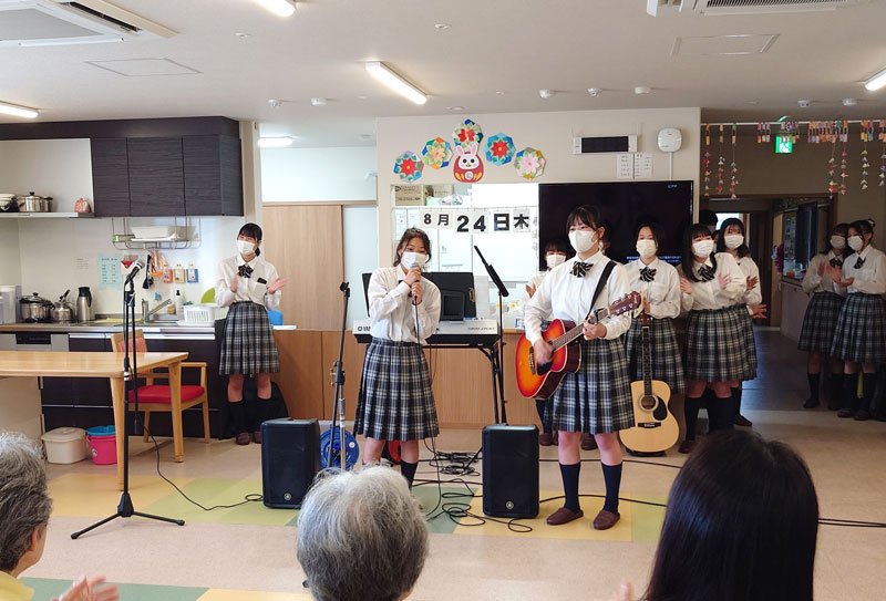 お年寄りを前に演奏する市原緑高の生徒たち＝市原市能満のグループホーム明日花

