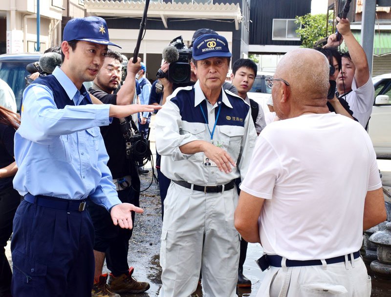 住民から浸水被害の状況を聞く熊谷俊人千葉県知事（左）と茂原市の田中豊彦市長（中央）＝９日午後１時３５分ごろ、茂原市茂原