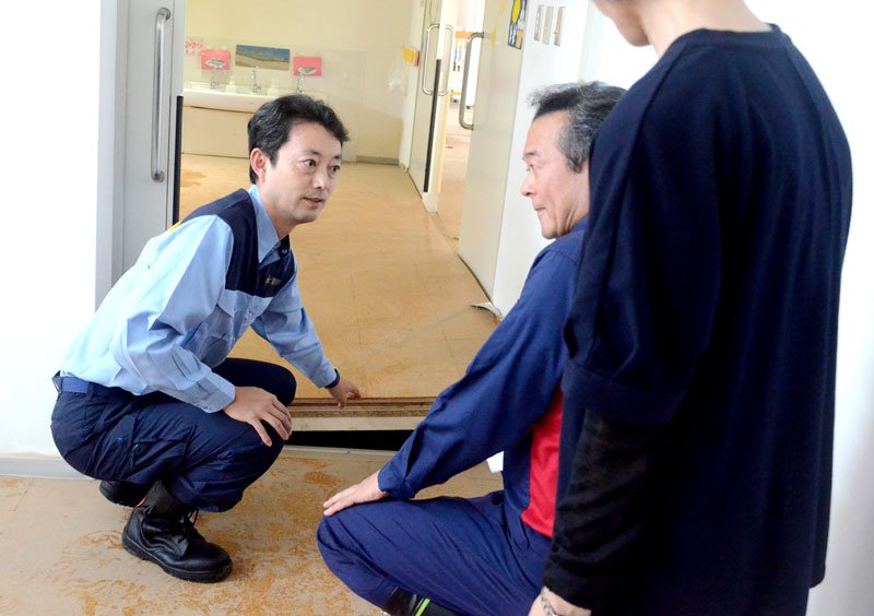大竹保育園の被害状況を確認する熊谷知事（左）ら＝１１日午後１時１０分ごろ、大網白里市大竹