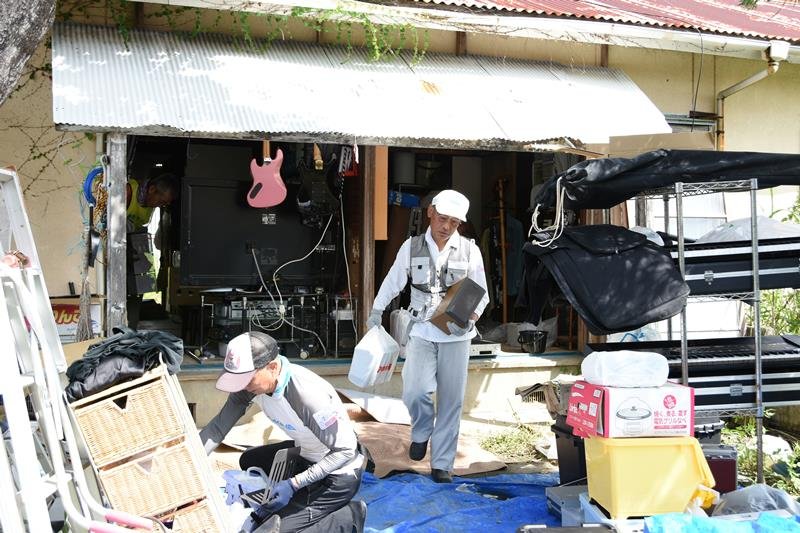 床上浸水した住宅で家財を運ぶボランティア＝１３日午前、茂原市

