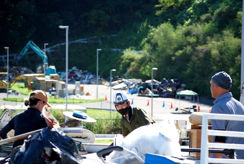 県立長生の森公園の駐車場に設置された災害廃棄物の仮置き場。草刈り機なども運び込まれた＝１２日午後２時２５分ごろ、茂原市押日