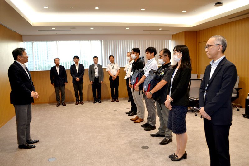 茂原市への派遣が決まった職員に激励の言葉をかける神谷市長（左）＝１２日、千葉市役所