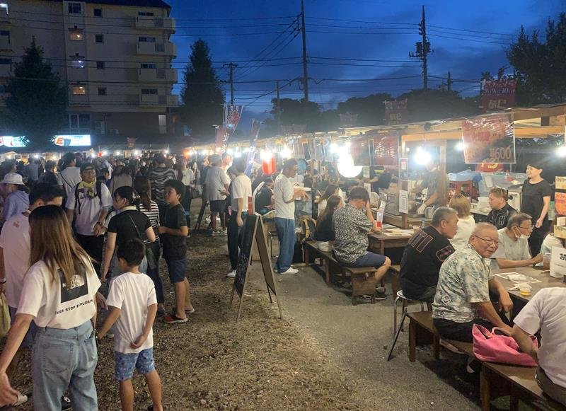 老若男女多くの人でにぎわった辰巳ドラゴン屋台横丁＝市原市辰巳台東
